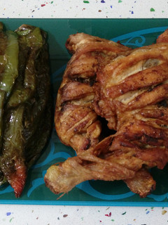 Una foto de Traseros de pollo y pimientos fritos