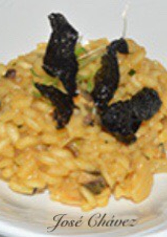 Una foto de Arroz cremoso de lapas y burgados con crujiente de algas