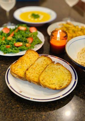 Hình của món Bánh Mì Sour Dough Nướng Bơ Tỏi.