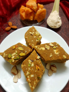 સુખડી(Sukhdi Recipe in Gujarati) રેસીપી મુખ્ય ફોટો