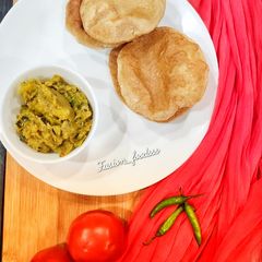 A picture of Puri sabji.