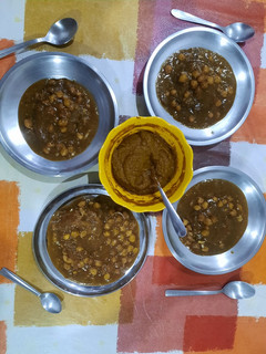 आलू टिक्की विथ छोले (Aloo tikki with chole recipe in hindi) रेसिपी मुख्य फोटो
