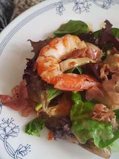 Una foto de Ensalada templada de setas, alcachofas en escabeche y gambas