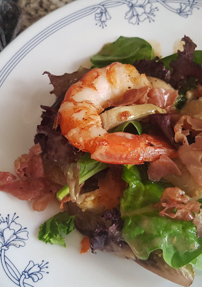 Una foto de Ensalada templada de setas, alcachofas en escabeche y gambas
