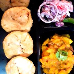 A picture of Aloo pyaaz ki kachori.