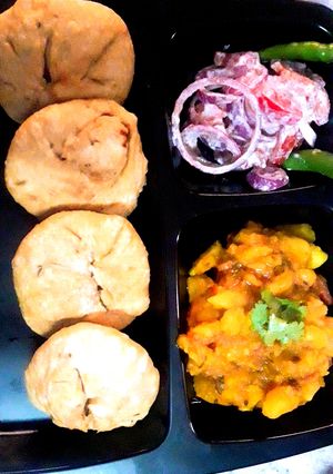 A picture of Aloo pyaaz ki kachori.