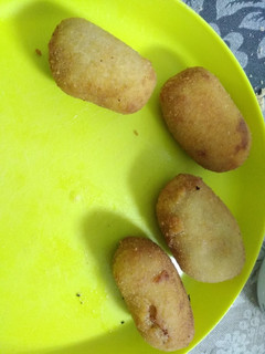 Una foto de Croquetas de codillo con cabeza de lomo y cebolla caramelizada