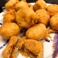 A picture of Garlic dabda (bhajiya).