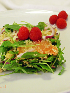 Una foto de Ensalada de quinoa, rúcula y salmón