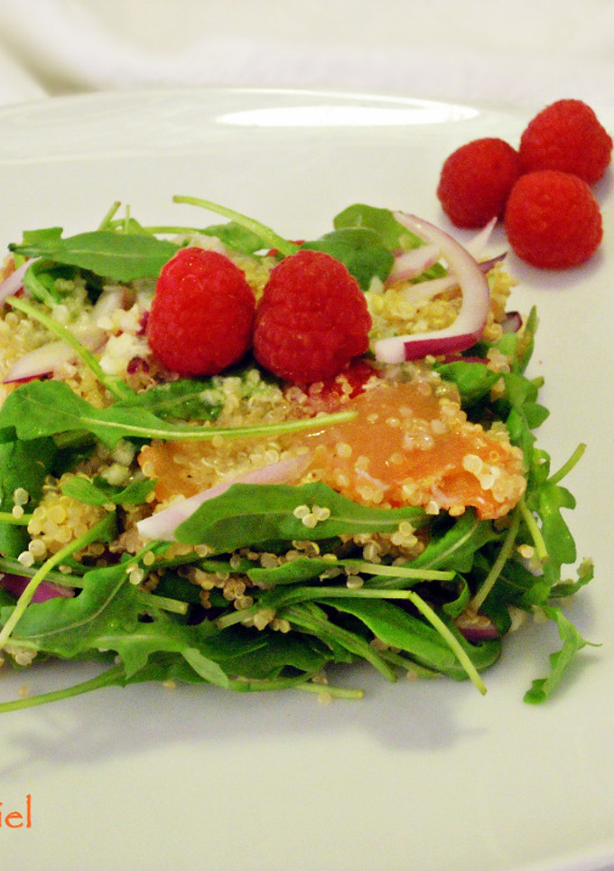 Una foto de Ensalada de quinoa, rúcula y salmón