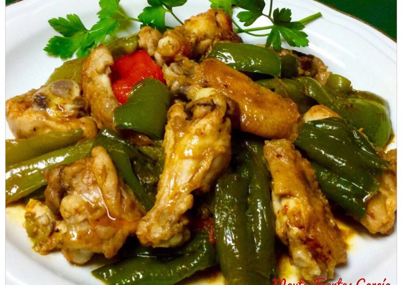 Pollo con pimientos fritos al pimentón