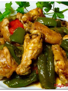 Una foto de Pollo con pimientos fritos al pimentón