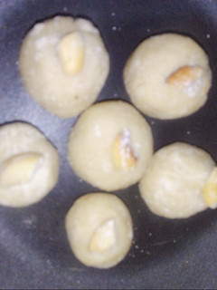 ரவா லட்டு(Rava laddo recipe in tamil) செய்முறை முக்கிய புகைப்படம்