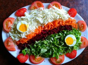 Una foto de Ensalada cruda multicolor