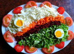 Una foto de Ensalada cruda multicolor