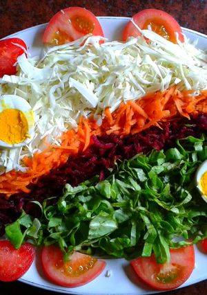 Una foto de Ensalada cruda multicolor