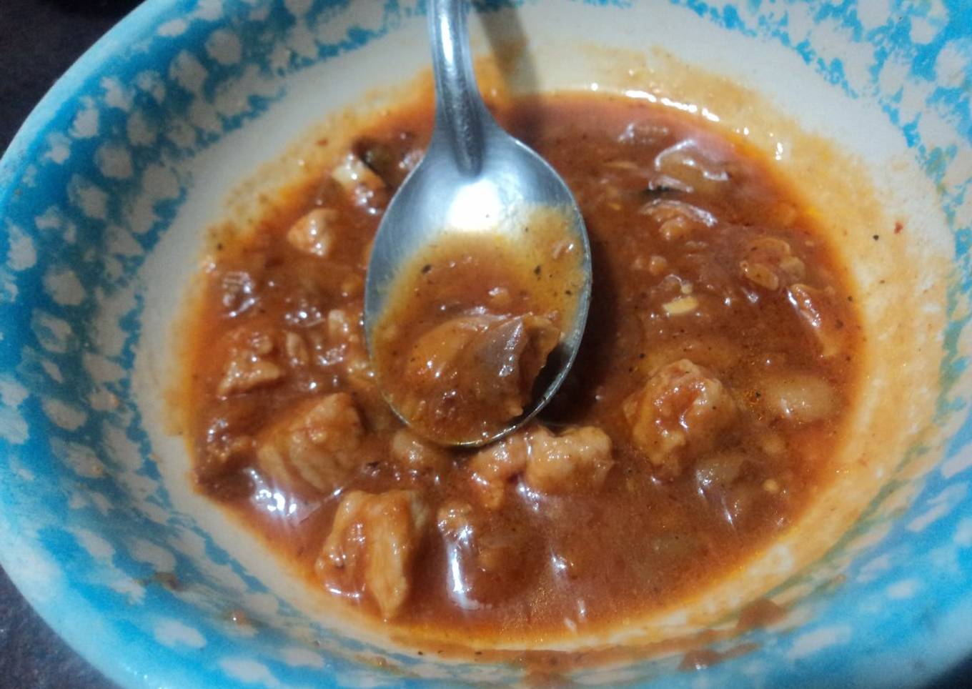 Carne de cerdo con frijoles de la olla en salsa roja  a lo Jalisco para rellenos