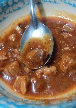 Una foto de Carne de cerdo con frijoles de la olla en salsa roja  a lo Jalisco para rellenos