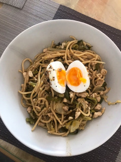 Una foto de Calabacetis y espaguetis con pollo y verduras