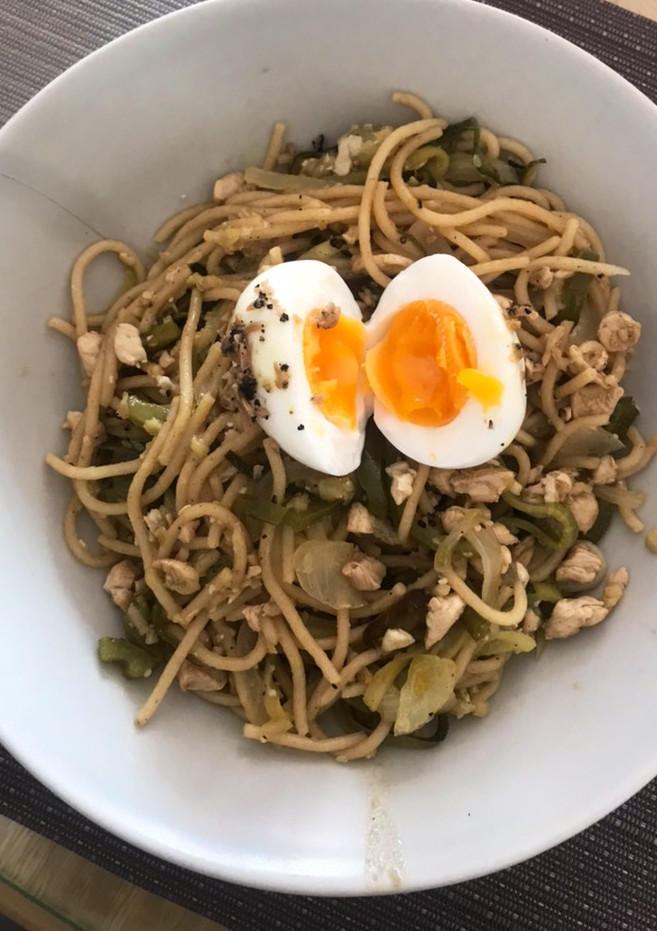Una foto de Calabacetis y espaguetis con pollo y verduras