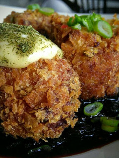 Una foto de CROQUETAS Españolas al Alioli y Cilantro🌿en cama de Cebolla...!