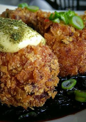 Una foto de CROQUETAS Españolas al Alioli y Cilantro🌿en cama de Cebolla...!