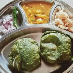 A picture of Palak poori.