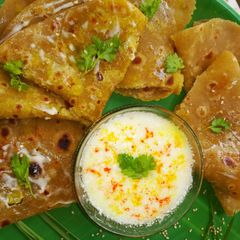 A picture of Aloo kulcha (Amritsari kulcha).