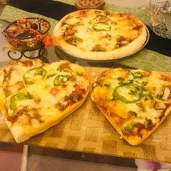 A picture of Chicken Tikka Pizza 🍕.