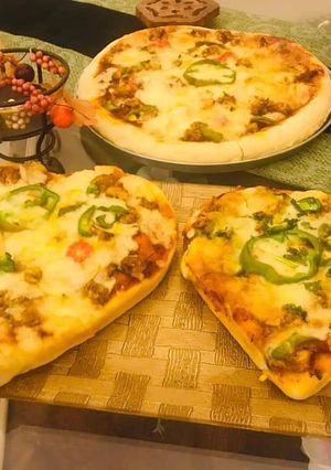 A picture of Chicken Tikka Pizza 🍕.