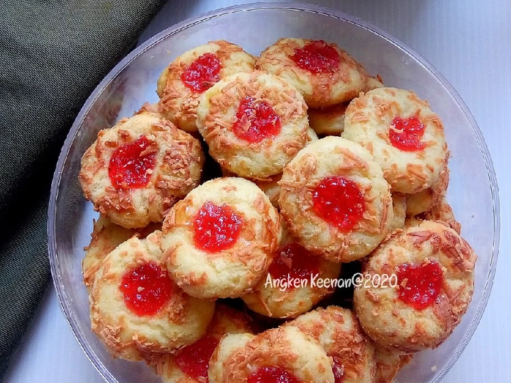Easy Ways Prepare Recipes Strawberry Cheese Thumbprint Cookies the Can Spoil the Tongue Appealing.
