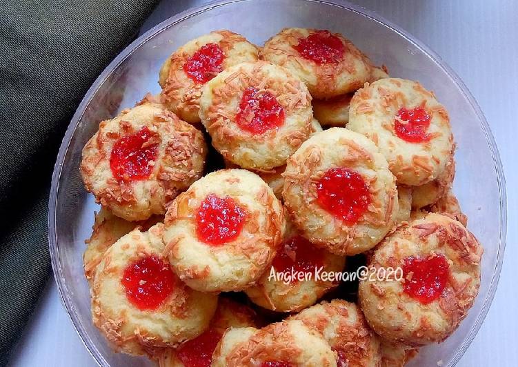 Cara Gampang Menyiapkan Strawberry Cheese Thumbprint Cookies yang Lezat