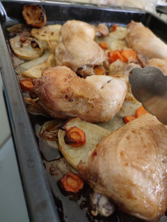 Una foto de Contramuslos con patatas al horno