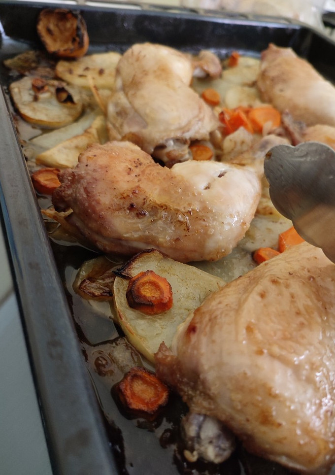 Una foto de Contramuslos con patatas al horno