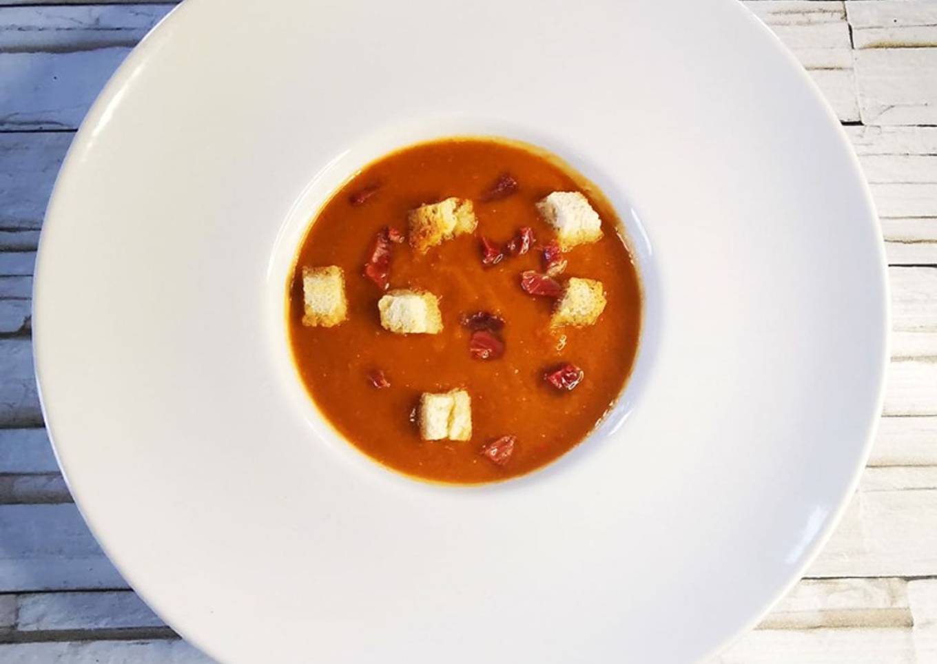 Crema de lentejas, jamón y picatostes