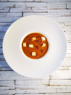 Una foto de Crema de lentejas, jamón y picatostes