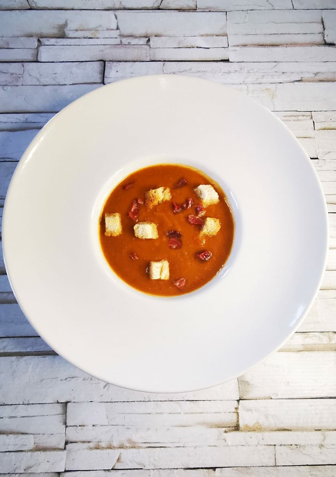 Una foto de Crema de lentejas, jamón y picatostes