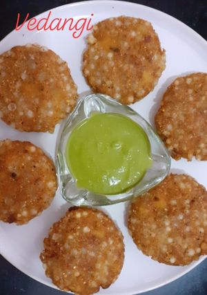 A picture of Sabudana vada.