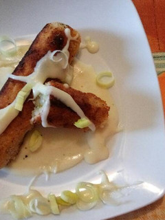 Una foto de Rollitos de patata rellenos de brócoli con crema de patata y queso