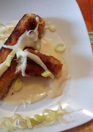 Una foto de Rollitos de patata rellenos de brócoli con crema de patata y queso