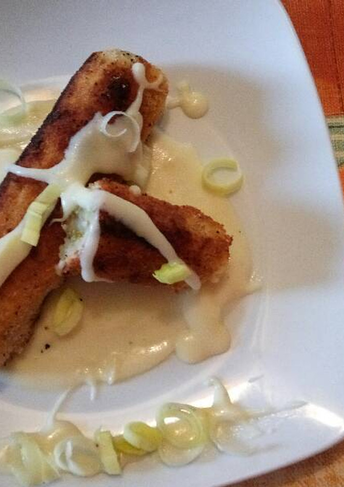 Una foto de Rollitos de patata rellenos de brócoli con crema de patata y queso