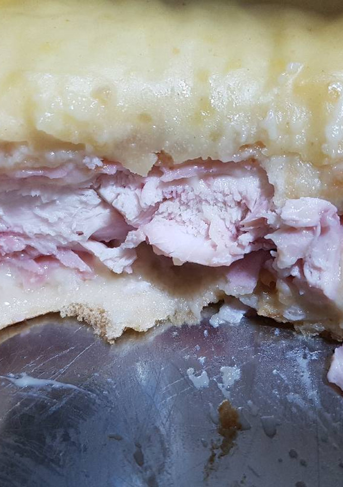 Una foto de Pastel de pan bimbo con pollo, j.york, queso, bechamel..🍞🍴
