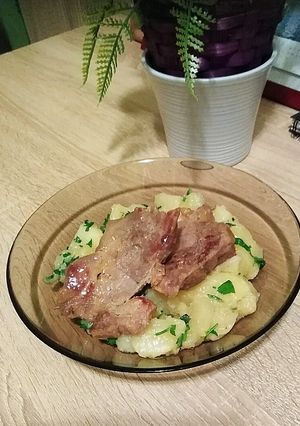 Fokhagymás tarja, petrezselymes burgonyával recept fotója