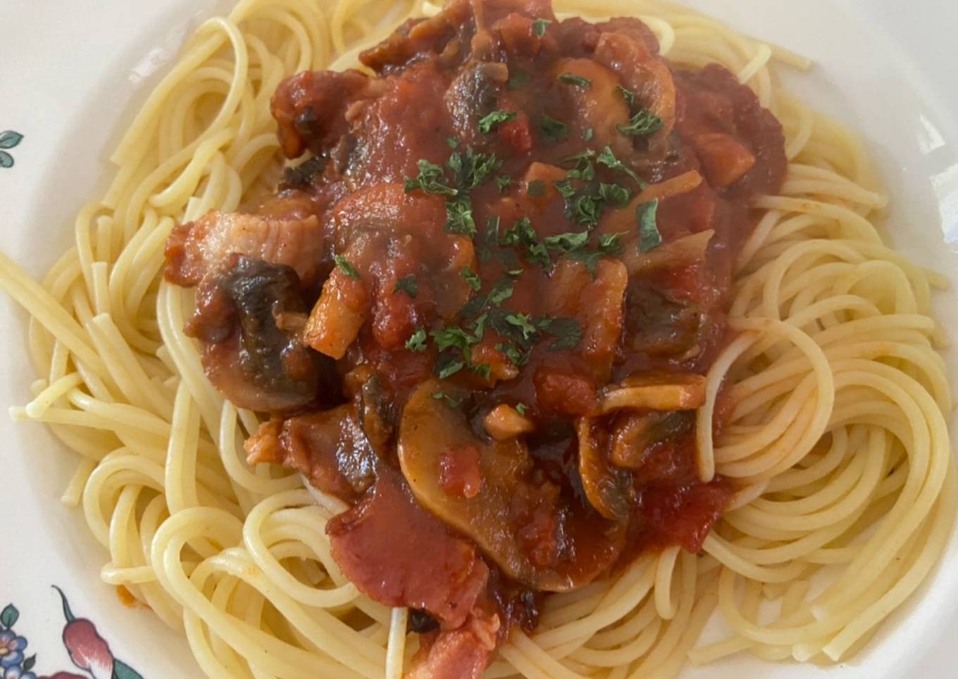 Des pâtes aux champignons et lardons à la sauce tomates