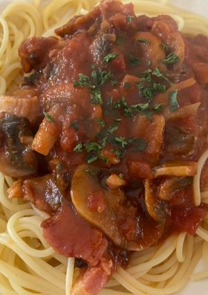 Une photo de Des pâtes aux champignons et lardons à la sauce tomates