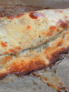 Una foto de Merluza rellena de tortilla de cebolla gratinada con mahonesa