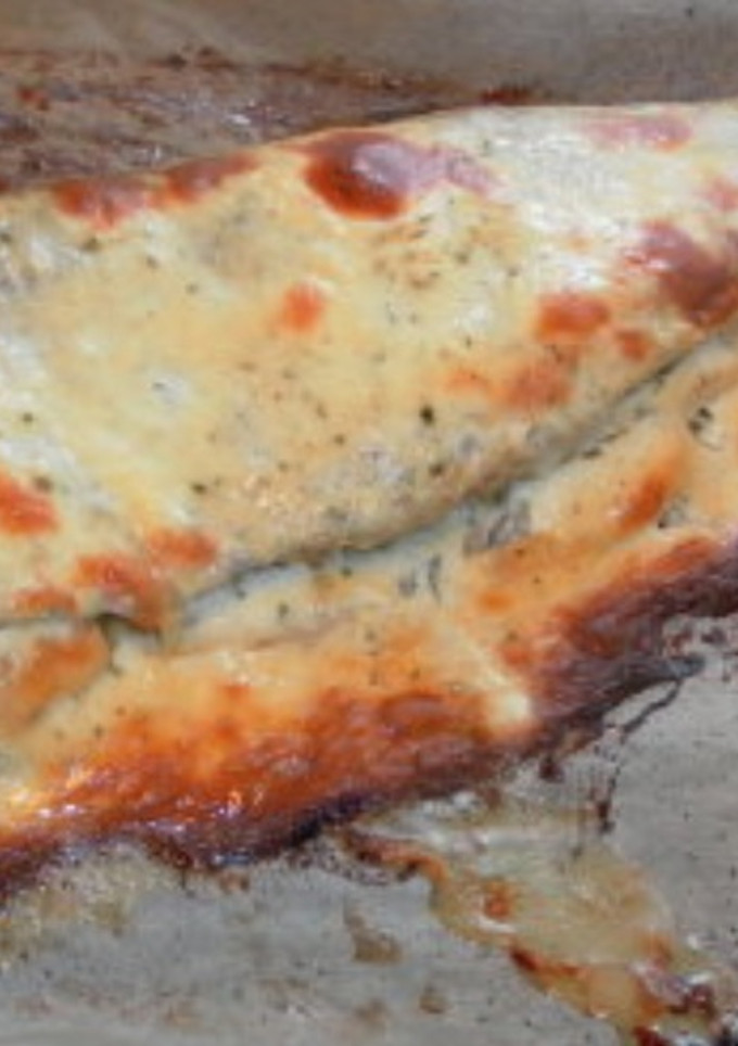 Una foto de Merluza rellena de tortilla de cebolla gratinada con mahonesa