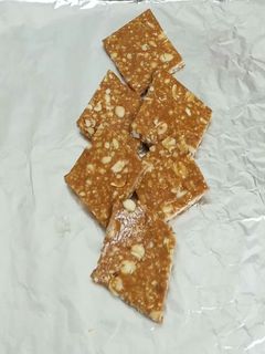 ચીક્કી (Chikki Recipe In Gujarati) રેસીપી મુખ્ય ફોટો