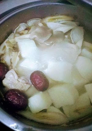 山藥秀珍菇燉雞湯 的食譜成品照片