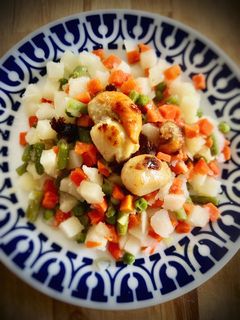 Una foto de Vieiras a la plancha con verduras